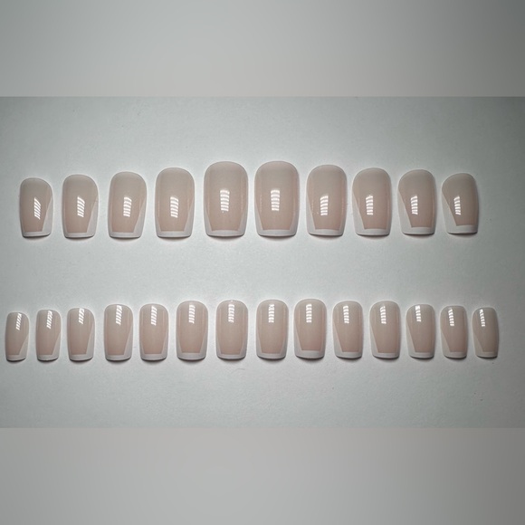 7 Piece Press-On Nails Kit - Picture 3 of 4